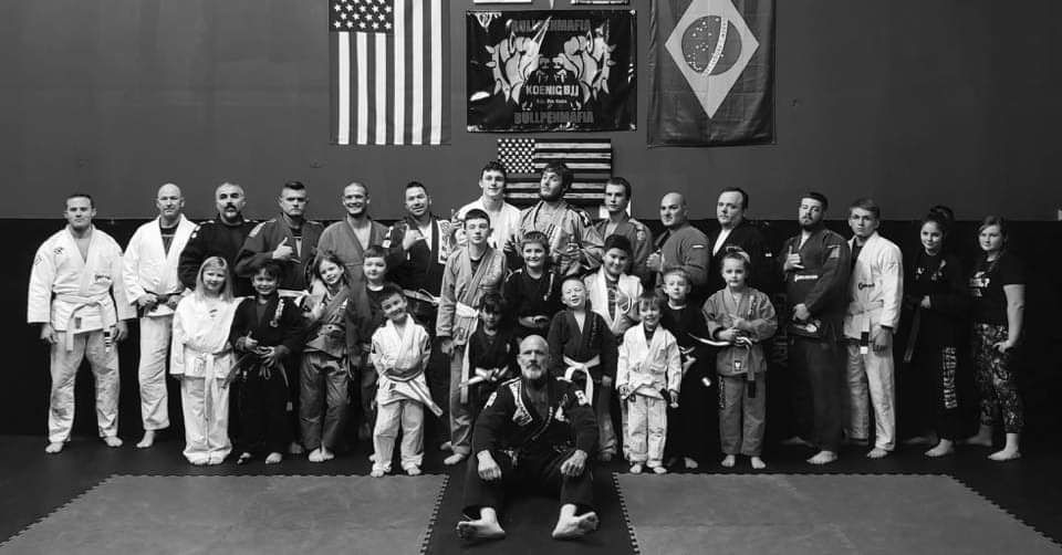 RKBJJ group photo on the mat in gis